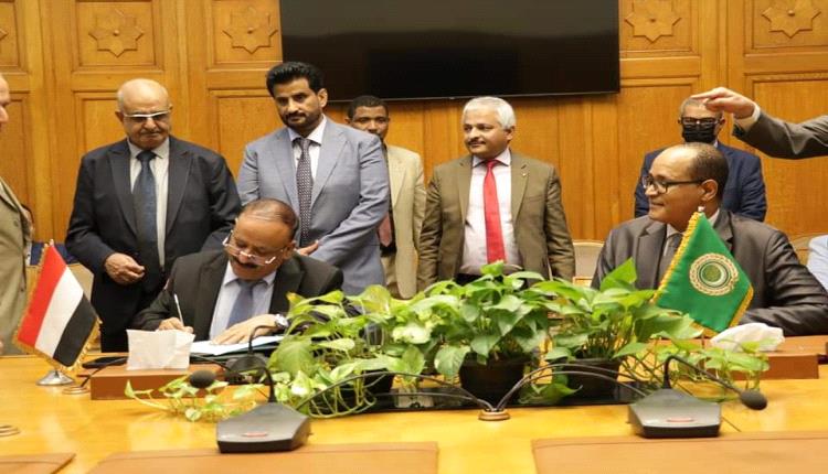 اليمن توقع على اتفاقية تنظيم نقل البضائع على الطرق البرية بين الدول العربية 