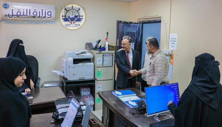 وزير النقل يتفقد مستوى الانضباط الوظيفي في ديوان الوزارة بعد إجازة عيد الفطر المبارك 