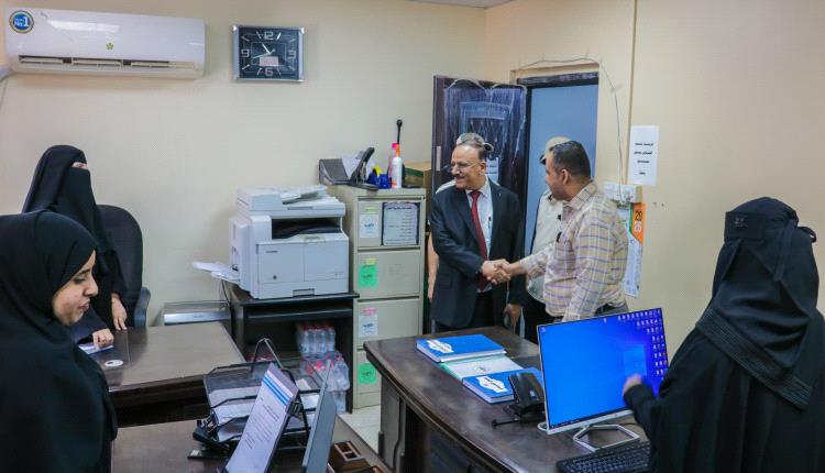 فيديو _ وزير النقل يتفقد مستوى الانضباط الوظيفي في ديوان عام الوزارة بعد إجازة عيد الفطر المبارك 