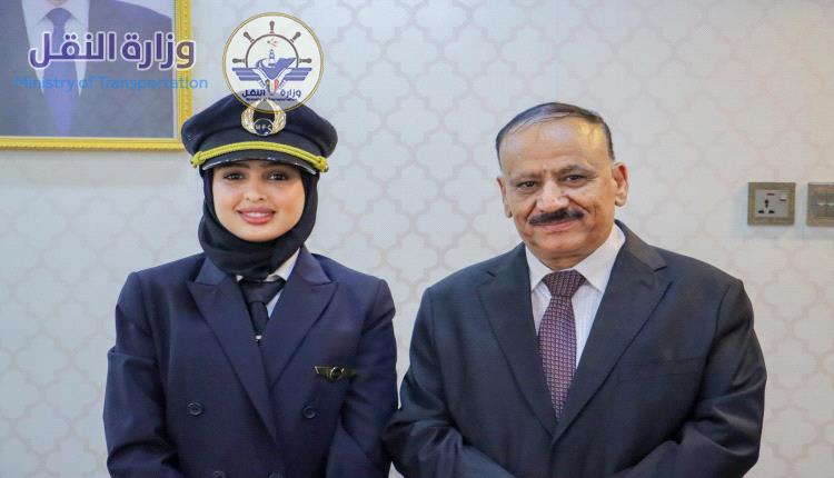 وزير النقل يلتقي الكابتن طيار مريم عبد ربه ويؤكد اعتزازه بالكادر النسائي في قطاع النقل