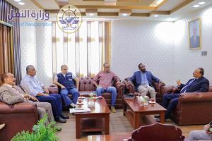وزير النقل يبحث مع نائب مدير مكتب برنامج الغذاء العالمي بعدن أوجه..