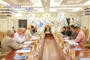 وزير النقل يترأس اجتماعاً بقيادات هيئات ومؤسسات الوزارة لمناقشة مصفوفة الأولويات الحكومية العاجلة 
