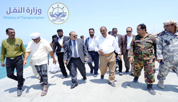 وزير النقل يتفقد سير العمل في ميناء سقطرى القديم (حولاف)
