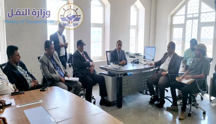 وزير النقل يتفقد سير العمل في مطار سقطرى الدولي
