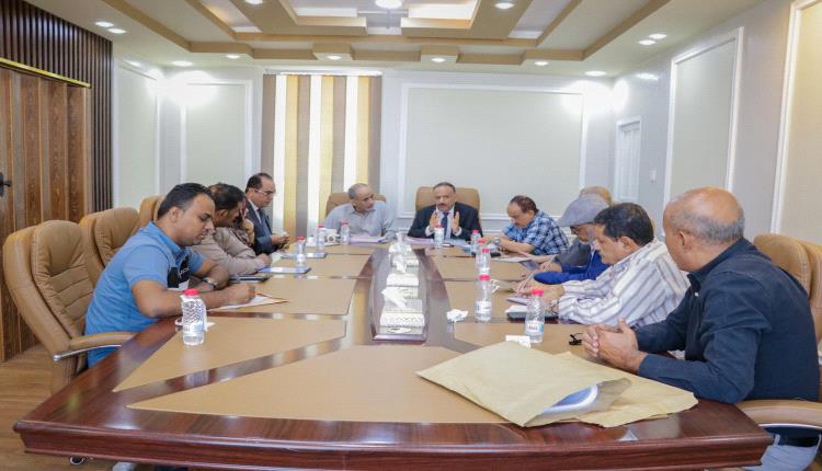 فيديو  _ وزير النقل يناقش عدة قضايا متعلقة بمشروعي مطار عدن المستقبلي ومنفذ رأس العارة البحري 