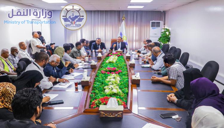 وزير النقل يتفقد سير العمل بمطار عدن الدولي ويعقد اجتماعاً موسعاً لقياداته الادارية والفنية والأمنية 

