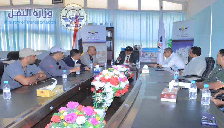 
رئيس هيئة الطيران المدني يزور مطار سيئون الدولي ويدشن مشروع بئر مياه ارتوازية بطاقة تخزينية 60 ألف لتر
