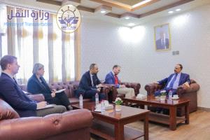 وزير النقل يبحث مع المستشار الاقتصادي للمبعوث الأممي الأوضاع الاقتصادية وحركة الملاحة الجويه والنقل البحري في اليمن
