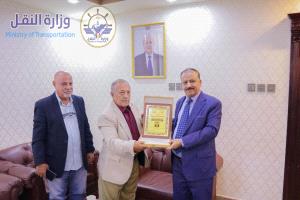 نقابة الصحفيين والإعلاميين تكرم وزير النقل نظير جهوده ورعايته لإعادة تأهيل مبنى النقابة بالعاصمة عدن 
