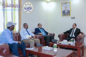 وزير النقل يبحث مع السفير الصومالي مجالات التعاون الخاصة بالنشاط البحري والجوي بين البلدين 