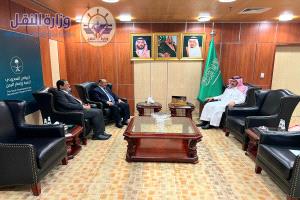 وزير النقل يلتقي السفير آل جابر المشرف العام على البرنامج السعودي لإعمار اليمن في مقر البرنامج بالرياض