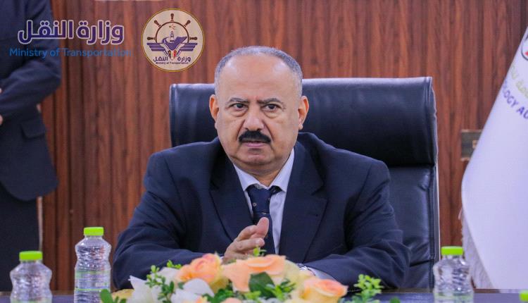 وزير النقل يوجه شركة "طيران عدن" بترتيب رحلة مستعجلة لنقل العالقين في مطار القاهرة