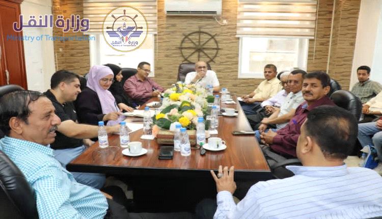 رئيس موانئ عدن يترأس اجتماعاً للمنظومة الملاحية ويقر إجراءات عاجلة لحماية التجارة وتنظيم النزاعات
