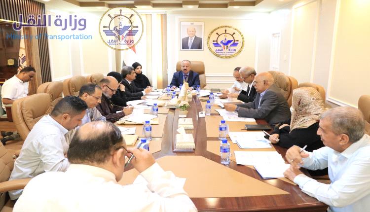 وزير النقل يناقش مع فريق الأمانة العامة لمجلس الوزراء مستوى تنفيذ خطط الوزارة ومشاريعها