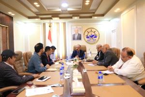 فيديو_ وزير النقل يترأس اجتماعاً لمناقشة أوضاع ميناء الوديعة البري