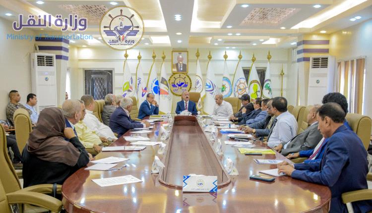 وزير النقل يترأس اجتماعاً موسعاً لقيادة الوزارة لمناقشة أولويات المرحلة وتعزيز أداء قطاعات النقل