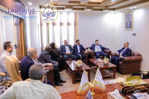 وزير النقل يتفقد سير العمل في ديوان عام الوزارة بعدن..
