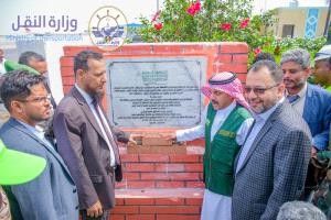 محافظ عدن ومدير البرنامج السعودي يضعان حجر الأساس للمرحلة الثالثة من مشروع تأهيل مطار عدن الدولي 