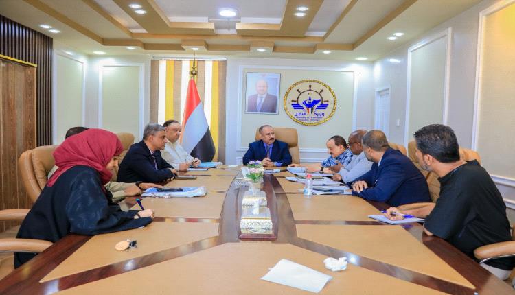 فيديو _  لجنة برئاسة وزير النقل تناقش استكمال الاجراءات الرسمية لاعتماد مشروع ميناء قنا بشبوة