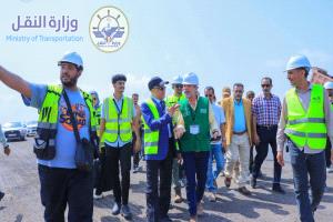 الوكيل المساعد لقطاع السلامة بهيئة الطيران يتفقد سير العمل في مشروع إعادة تأهيل مدرج مطار عدن الدولي