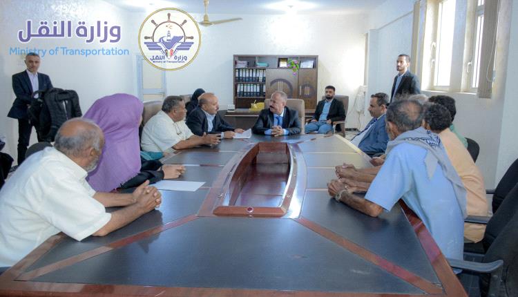 وزير النقل يتفقد سير العمل بالمؤسسة المحلية للنقل البري في عدن 
