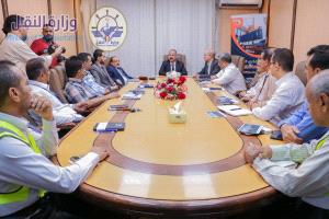 وزير النقل يترأس اجتماعاً بشركة عدن لتطوير الموانئ 