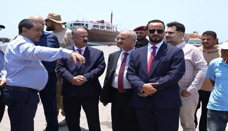 وزير النقل يزور ميناء المخا التاريخي ويؤكد دعم إعادة تأهيله وتشغيله