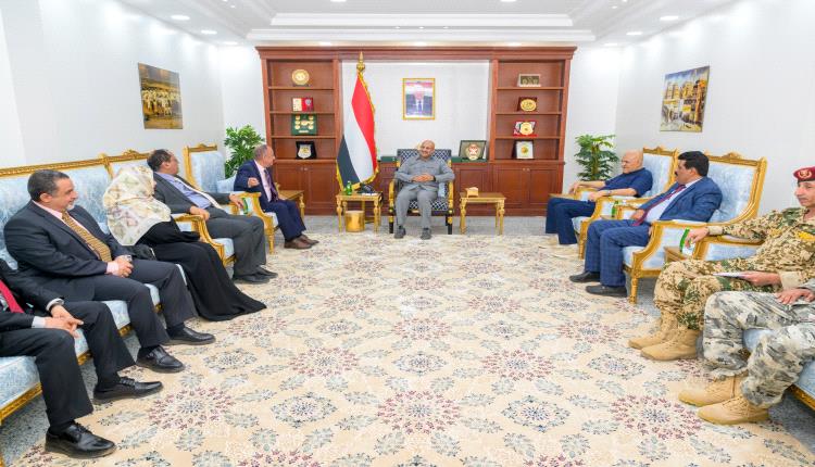 فيديو _ عضو مجلس القيادة طارق صالح يناقش مع وزير النقل إعادة جدولة الرحلات الى مطار المخا وتطوير الميناء