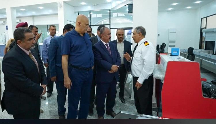 فيديو _ وزير النقل ومحافظ تعز يطلعان على سير العمل في ميناء ومطار المخا