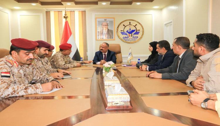 فيديو _ وزير النقل يناقش مع مساعد وزير الدفاع للشؤون اللوجستية تعزيز التنسيق المشترك  
