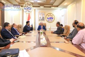 وزير النقل يكرم مدير عام مطار الريان السابق ويصدر قراراً بتكليفه مديراً عاماً لمطار مأرب الدولي