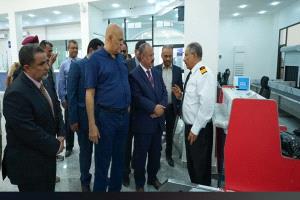 فيديو _ وزير النقل ومحافظ تعز يطلعان على سير العمل في ميناء ومطار المخا