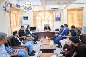 وزير النقل يتراس اجتماعاً موسعاً بقيادة هيئة الشؤون البحرية لمناقشة تداعيات التسرب الزيتي وسير العمل المؤسسي
