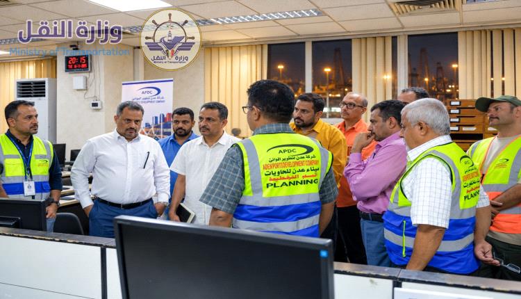مدير عام محطة الحاويات بعدن يتفقد سير العمل ويؤكد استمرار الحركة الملاحية عقب استهداف معاشيق