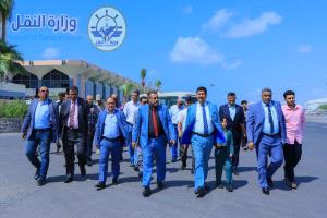 وكيل هيئة الطيران المدني يتفقد سير العمل في مطار عدن الدولي ويبحث تطوير الأداء التشغيلي